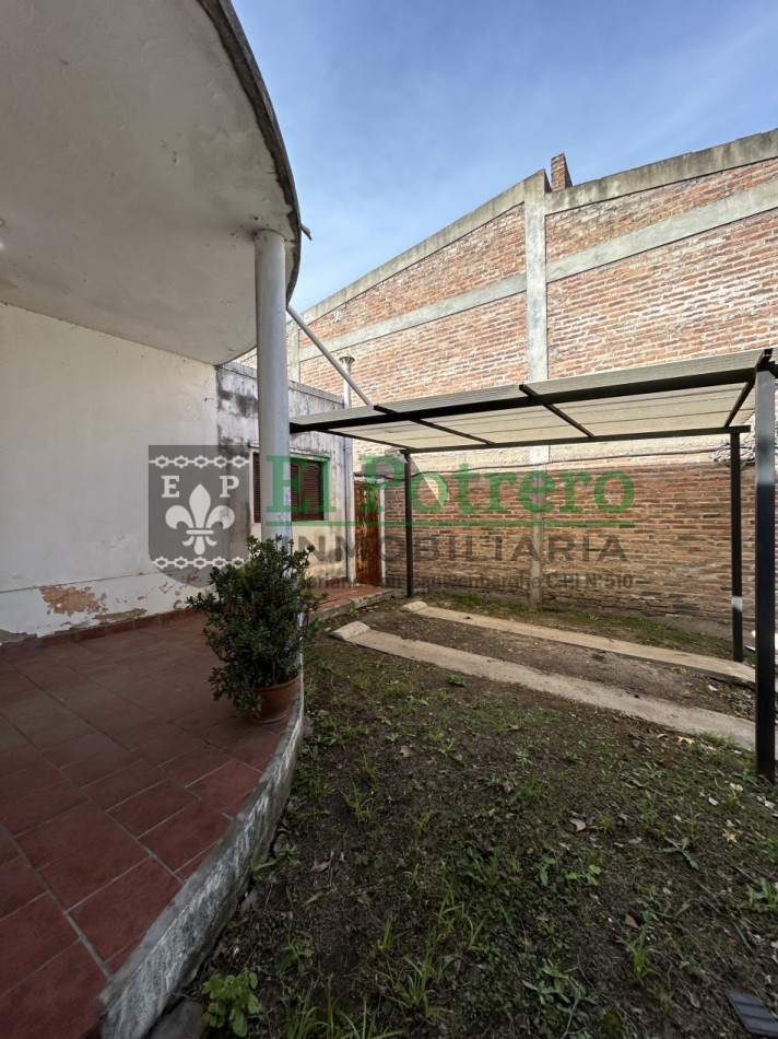 Amplia casa calle L. Herrera