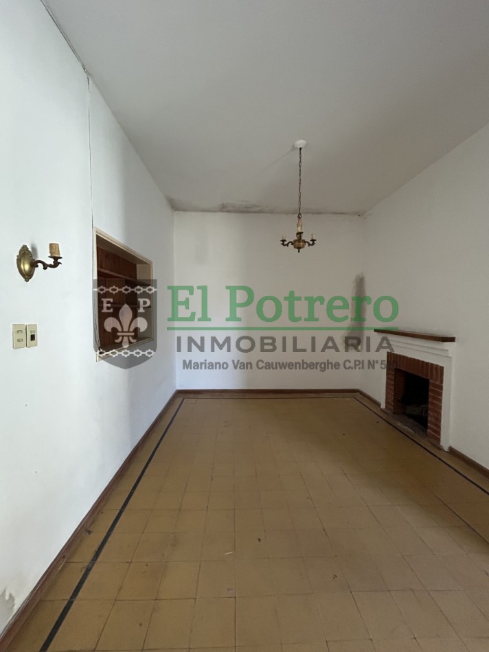 Amplia casa calle L. Herrera